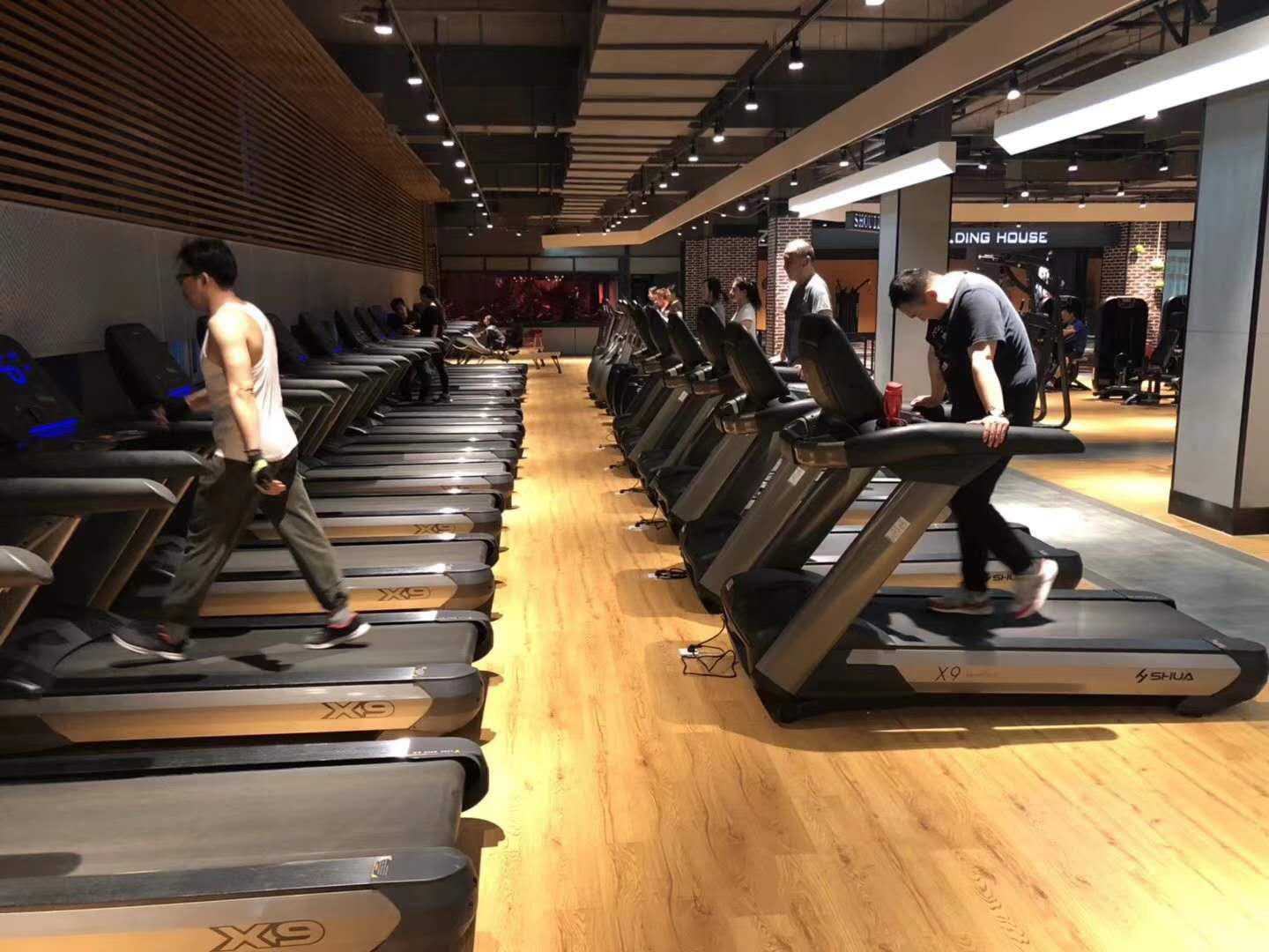 熊猫体育智能健身器材